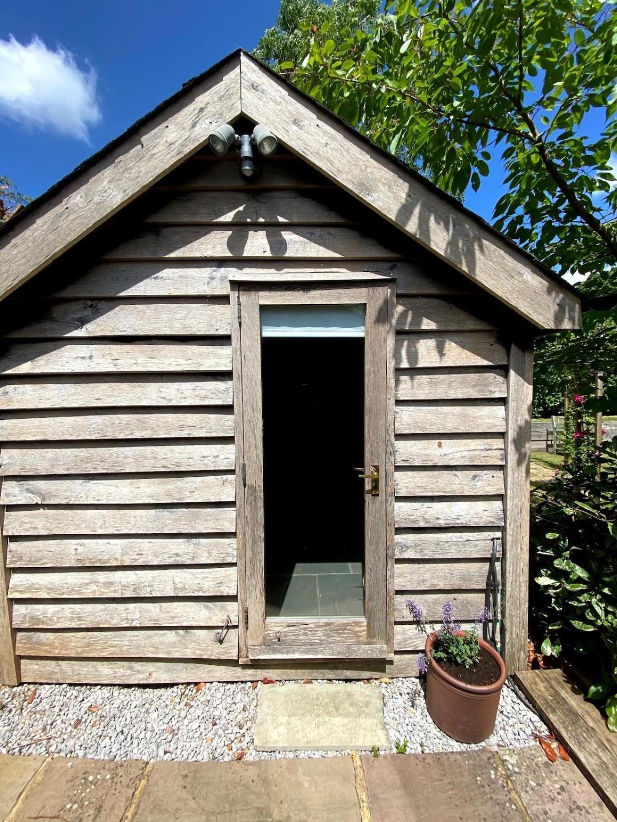 The Tool Shed Nestled In Idyllic Countryside Linchmere Exterior foto