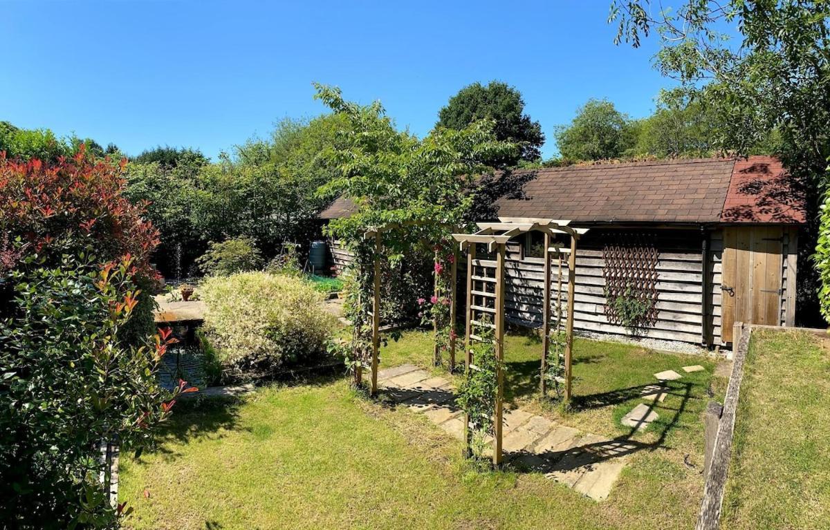 The Tool Shed Nestled In Idyllic Countryside Linchmere Exterior foto