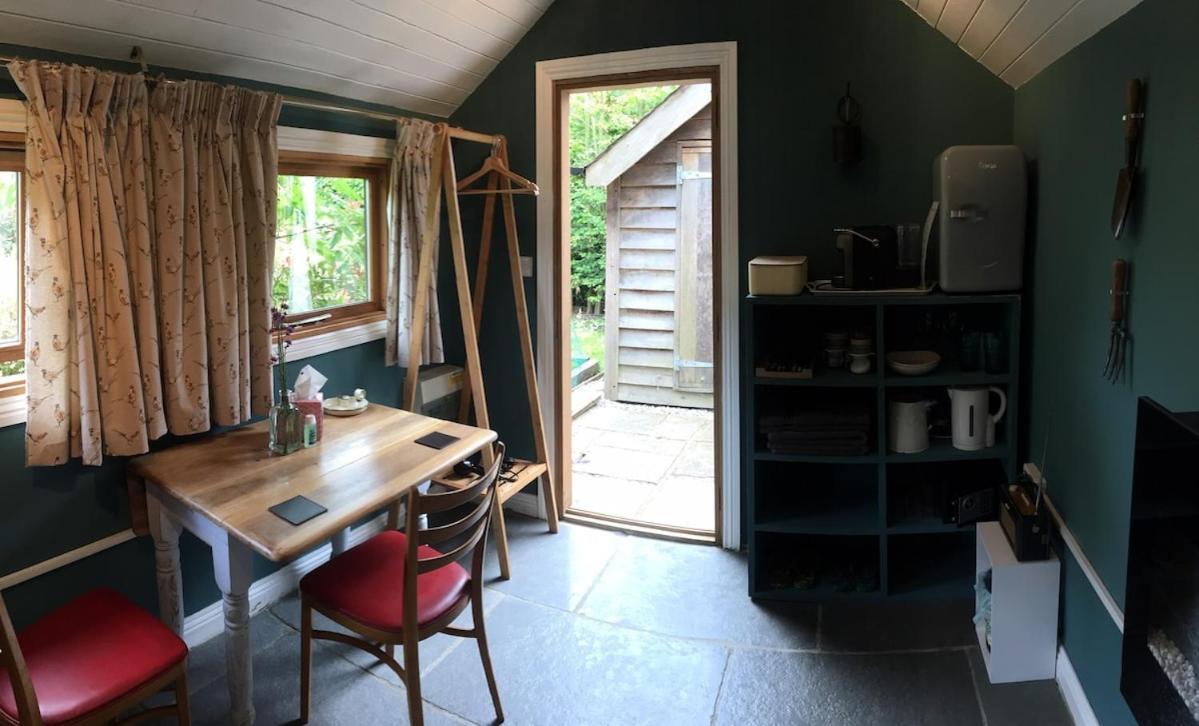 The Tool Shed Nestled In Idyllic Countryside Linchmere Exterior foto