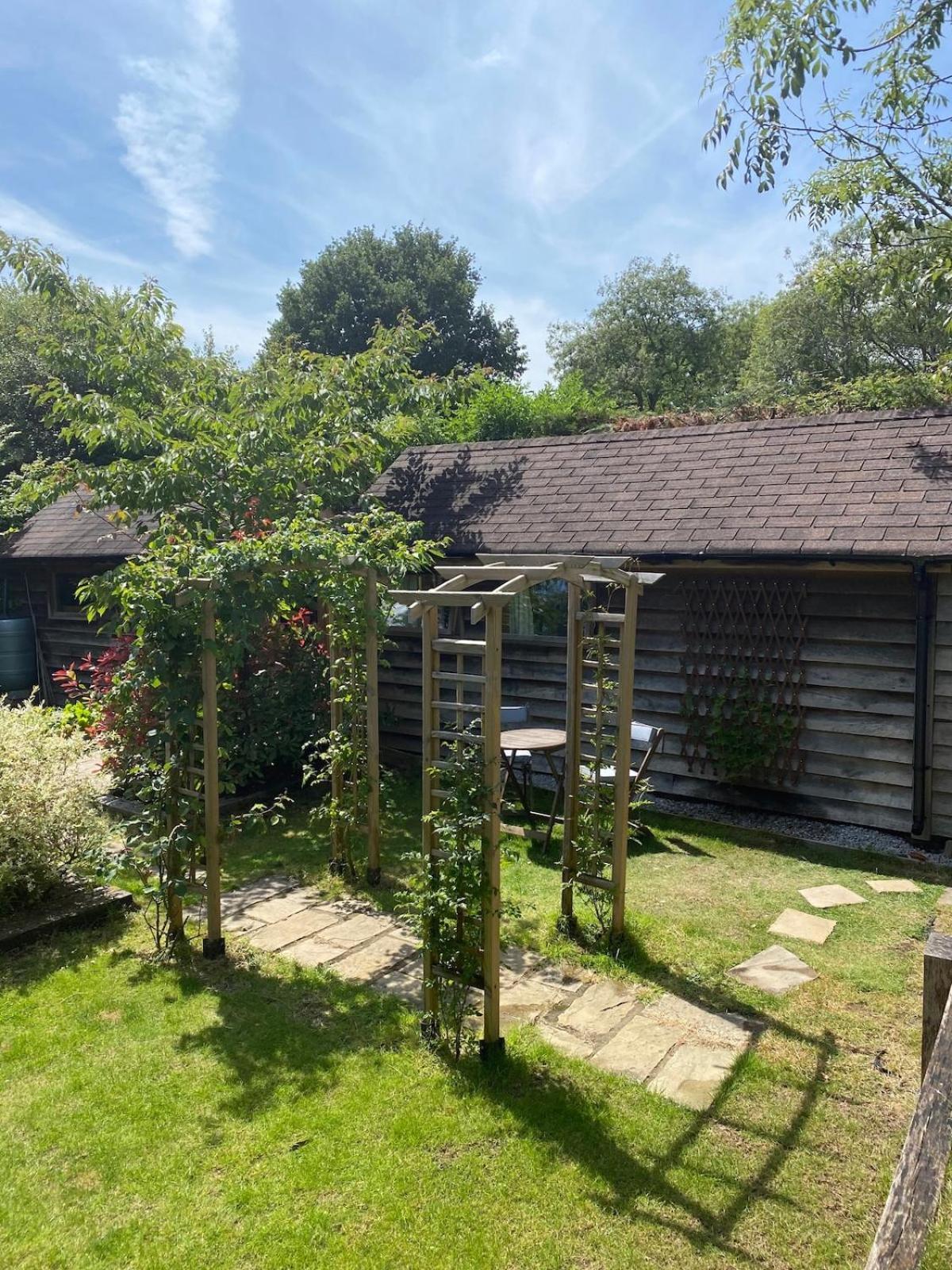 The Tool Shed Nestled In Idyllic Countryside Linchmere Exterior foto